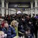 Franciaországban a havazás és a hideg időjárás okozta műszaki problémák miatt szombatra virradóra leállították a La Manche-csatorna alatti alagútban közlekedő Eurostar vonatokat