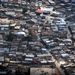 A BBC [1] tudósítója szerint egyre reménytelenebb a helyzet Port-au-Prince-ben, a mentési munkálatokat senki nem koordinálja, a segélyek és a mentőegységek csak lassan érkeznek.