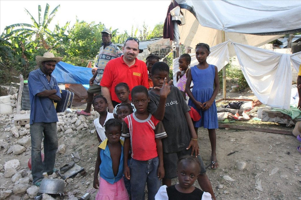 Pavelcze László, a Magyar Baptista Szeretetszolgálat Katasztrófavédelmi Szolgálatának vezetője ellát egy sérült gyermeket Port-au-Prince-ben 2010. január 16-án, miután négy nappal korábban a Richter-skála szerinti 7-es erősségű földrengés rázta meg Haitit