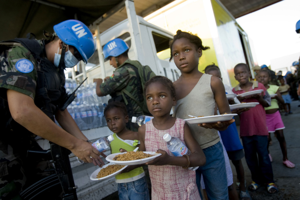 Menekültek várnak ételre