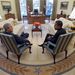 Obama az átmeneti időszak végén, a Fehér Házban találkozik a leköszönő George W. Bush elnökkel, akivel kedélyesen elbeszélgetnek.