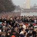 A hideg ellenére korábban soha nem látott, kétmilliós tömeg figyeli Washingtonban Obama beiktatását.