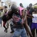 Fosztogatók és rendőrök vívnak élet-halál harcot a főváros Port-au-Prince utcáin egy héttel a földrengés után. A 15 éves kislányt egy fosztogatókat üldöző rendőr lőtte le.