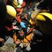 Francia mentőcsapat emel ki egy romok alatt élve talált nőt.