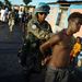 ENSZ katona tartóztat le egy férfit ételosztás alatt a város 