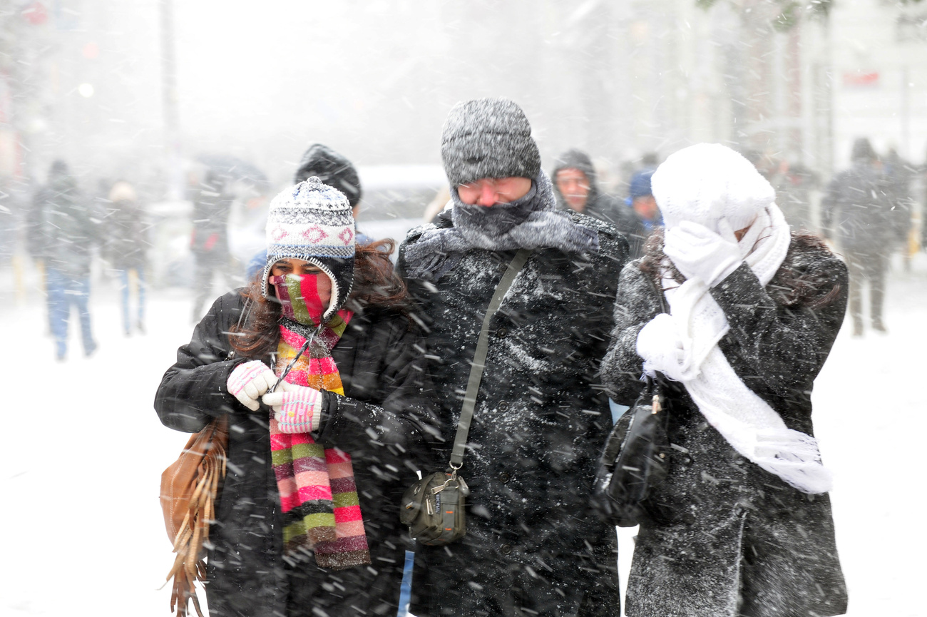 Isztambuliak sétálnak szakadó hóban. Isztambulban az intenzív havazás áramszünetet okozott, problémák voltak a gáz és víz ellátással is.