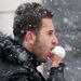 Török férfi fagyizik a szakadó hóban, Isztambulban.