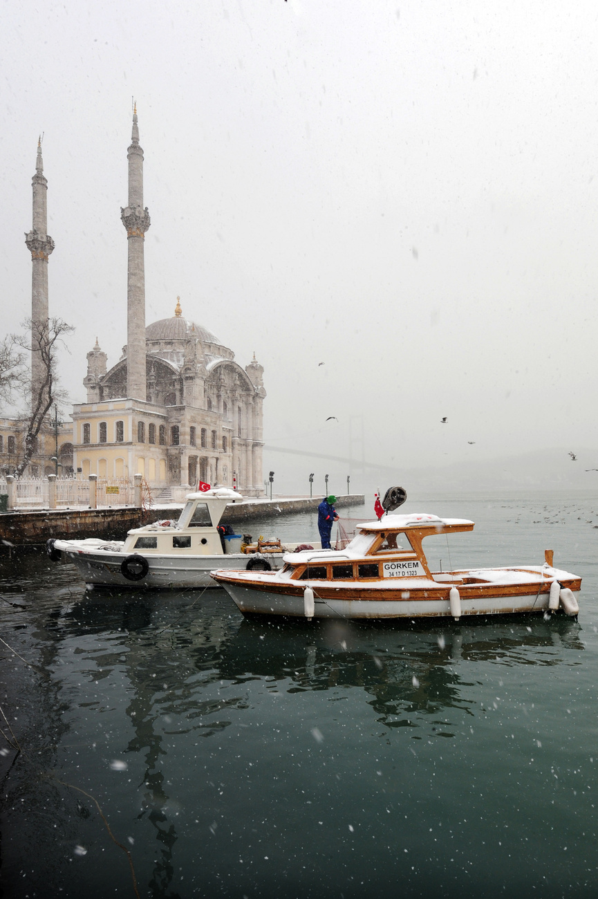 Isztambuliak sétálnak szakadó hóban. Isztambulban az intenzív havazás áramszünetet okozott, problémák voltak a gáz és víz ellátással is.