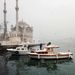 Halászhajók a Boszporusz vizén, az Ortaköy mecset mellett.