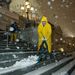A képviselőház lépcsőit tisztítja egy munkás a Capitoliumnál.