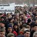 Tízezres tömeg tiltakozott Drezdában - a város világháborús bombázásának 65. évfordulóján - az erőszak és az idegenellenesség ellen.