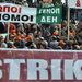 Demonstrálók Athénban. A szakszervezetek egész napos sztrájkot hirdettek szerdára a kormány szigorító intézkedései ellen.