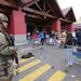 Tízezer katona vonult be hétfőn a chilei Concepción és Maule tartományba, miután Michelle Bachelet elnök elrendelte, hogy a két tartományban a hadsereg vegye kezébe a rend fenntartását és vessen véget a földrengés után elszaporodott fosztogatásoknak.