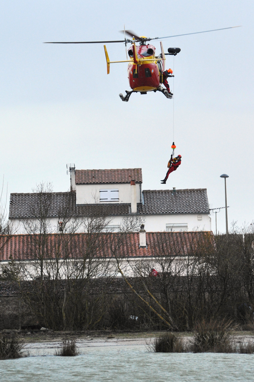 A francia kormányfő azonnali segítséget ígért