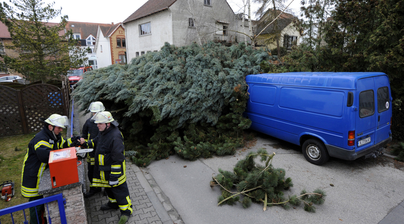 A francia kormányfő azonnali segítséget ígért