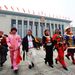 Kínai etnikai kisebbségek képviselői a népi gyűlés háza előtt. A KNPTT a kínai kommunista párt vezette tanácskozói rendszer intézménye, ahogyan Kínában mondják, 