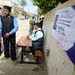Rendőrök biztosítják egy szavazóhelyiség bejáratát Bagdadban.