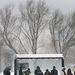 Bukarestiek várnak a buszra a hóesésben.