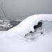 Egy tengerparton hagyott autót teljesen betemetett a hó Dél-Franciaországban, Sain-Cyprien városában.