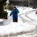 Egy férfi havat takarít a skóciai Stirlingshire-ben március 30-án.