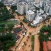 Ezeken a dombos területek 16 millióan élnek. Az árvíz miatt egyébként közlekedési káosz alakult ki Rióban, és számos repülőjáratot is töröltek.