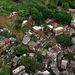 Leomlott domboldal Rio de Janeiro Alamenda Sao Boaventura negyedében. Az előző napokban 36 órán át zuhogó eső földcsuszamlásokat idézett elő. Az özönvízszerű esők okozta áradások és földcsuszamlások miatt legalább 133 ember életét vesztette Rio de Janeiróban és az azonos nevű brazil szövetségi államban. 