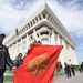 Kirgiz zászlóval a kormánypalota előtt.