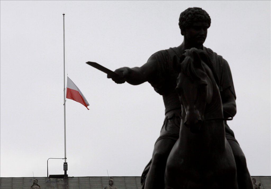 Lengeyelország, Varsó. Félárbócon leng a nemzeti zászló a varsói elnöki palota fölött.
