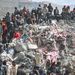 48 órával a Richter-skála szerinti 7,1-es erősségű csinghaji (Qinghai) földrengés után még 294 ember neve szerepel az eltűntek listáján, több mint 11 ezer sérültet vettek nyilvántartásba, akik közül csaknem 1200 állapota súlyos.