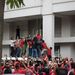 Szemtanúk szerint egyikük, Ariszman Pongruangrong a szálloda homlokzatán egy kötélen ereszkedett le az odalenn várakozó több ezer tüntető közé, akik egyből védelmükbe is vették. 
