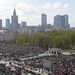 Százezren vettek részt a megemlékezésen a varsói Pilsudski téren.