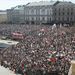 Gyászoló lengyel állampolgárok ezrei állnak Krakkó főterén