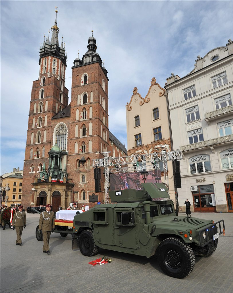 A szarkofág, amelyben Lech Kaczynski elnök és hitvese földi maradványait elhelyezték a krakkói királyi várban, a Wawelban.
