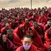 A szerzetesek az elpusztult kolostor mellett gyülekeznek