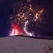  Villámlik, miközben lávát és hamut lövell ki a dél-izlandi Eyjafjallajökull-gleccser alatt lévő tűzhányó