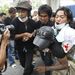 Sebesült társukat támogatják kormányellenes tüntetők 