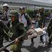 Sebesült külföldi újságírót visznek mentőautóhoz 