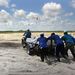 Olajos homokkal töltött zsákokat szállítanak el a BP munkásai egy Elmer Island-i partszakaszról