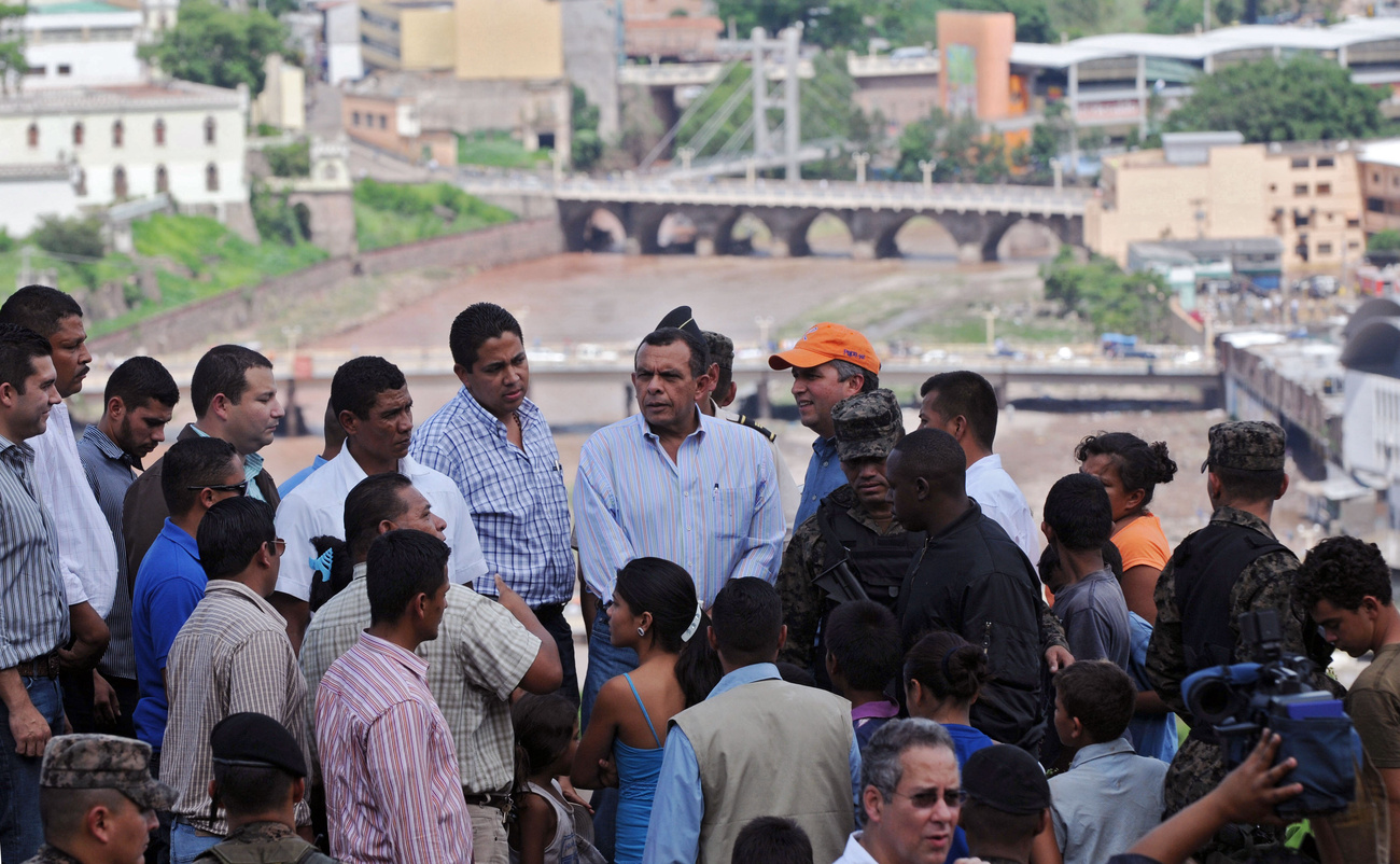 Honduras elnöke Porfirio Lobo és Tegucigalpa város polgármestere Ricard Alvarez felmérik a károkat
