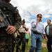 Porfirio Lobo Honduras elnöke telefonál a trópusi vihar sújtotta helyszínen
