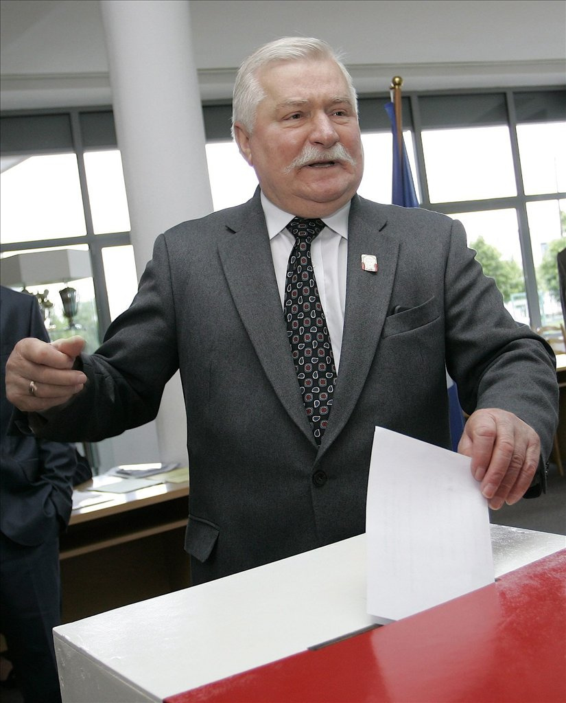 Lech Walesa, a lengyel köztársaság korábbi elnöke a kampányban Komorowskit támogatta