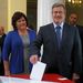 Bronislaw Komorowski feleségével adta le szavazatát