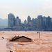 Szinte teljesen elárasztott ház a Jangce folyó 