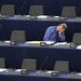 Brit képviselő alszik a plenáris ülés előtt az Európai Parlamentben.