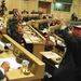 Abdel Rauf Rawabdeh miniszterelnök elleni korrupciós vádak vitája alatt képviselők a kikészített pohár vízzel dobták meg egymást a jordániai parlamentben 2000. február 16-án.