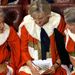 Keresztrejtvényt fejtve várják II. Erzsébet brit uralkodó beszédét a parlamentben 2001. június 20-án.