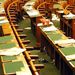 Szeméthegyek a magyar parlament ülése után az ülésterem padsorai közt (Forrás: Hírszerző)