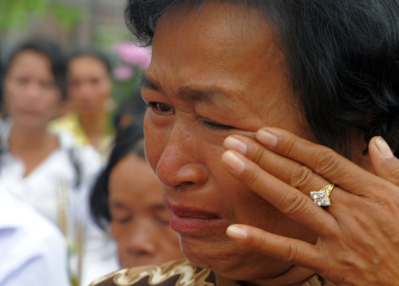 Az ítélet hatására a helyszínen összegyűlt kambodzsaiak közül sokan könnyekben törtek ki.