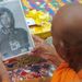 Buddhista szerzetes az egyik áldozat fényképével.