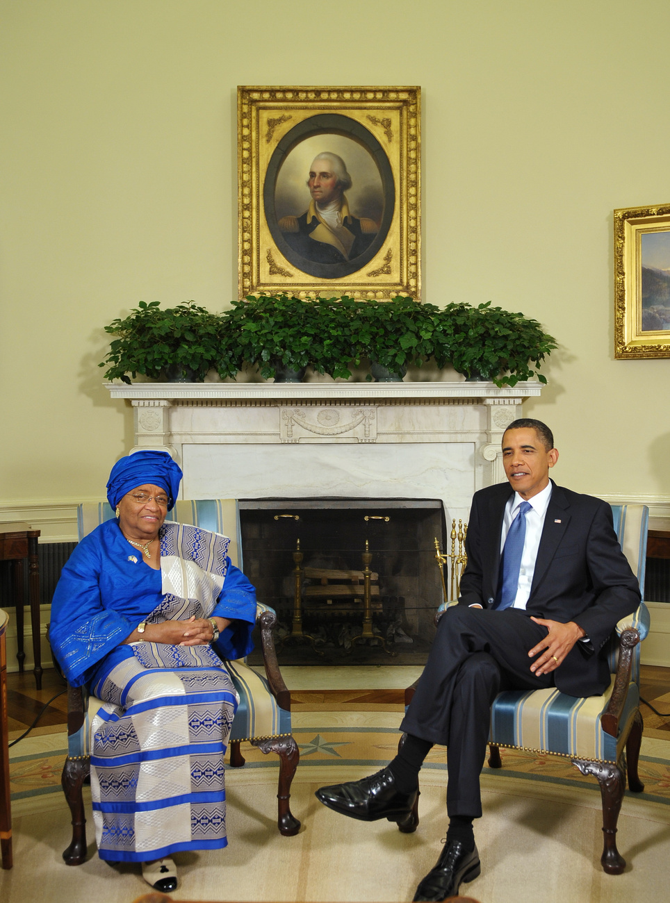 Barack Obama amerikai elnök fogadta Ellen Johnson Sirleafot, libériai kollégáját a Fehér Ház ovális irodájában. Ellen Johnson Sirleaf 2005-ös megválasztásával Libéria lett az első afrikai ország, ahol női államfő került az ország élére. A politikus korábban 1979-ben már volt egyszer pénzügyminiszter, később különböző nemzetközi pénzügyi szervezeteknél töltött be tisztségeket.